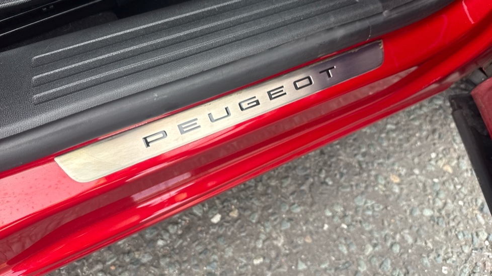 Peugeot 2008 Peugeot 2008 Allure Premium Red #32