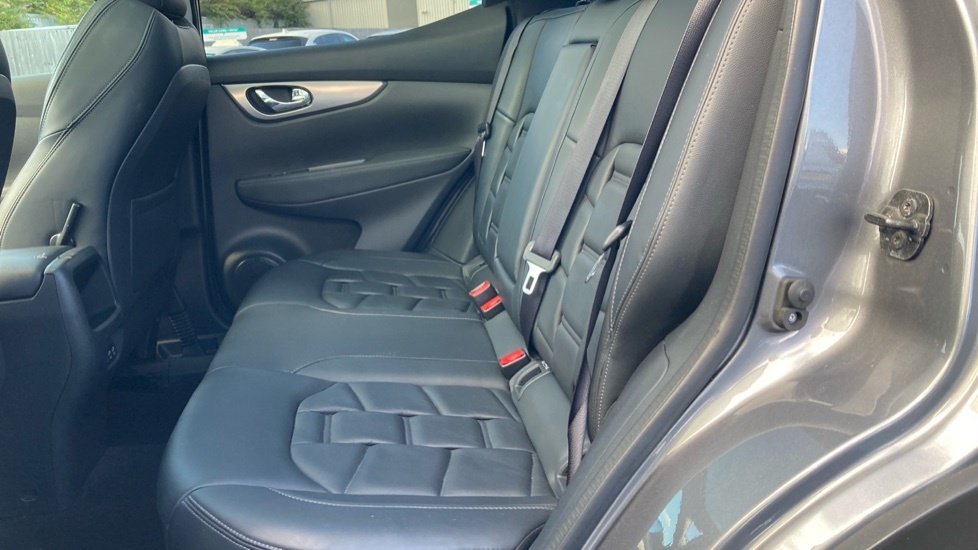 Nissan Qashqai 1.3 Dig-t N-connecta Glass Roof Pack Black #16