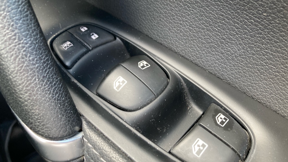 Nissan Qashqai 1.3 Dig-t N-connecta Glass Roof Pack Black #31