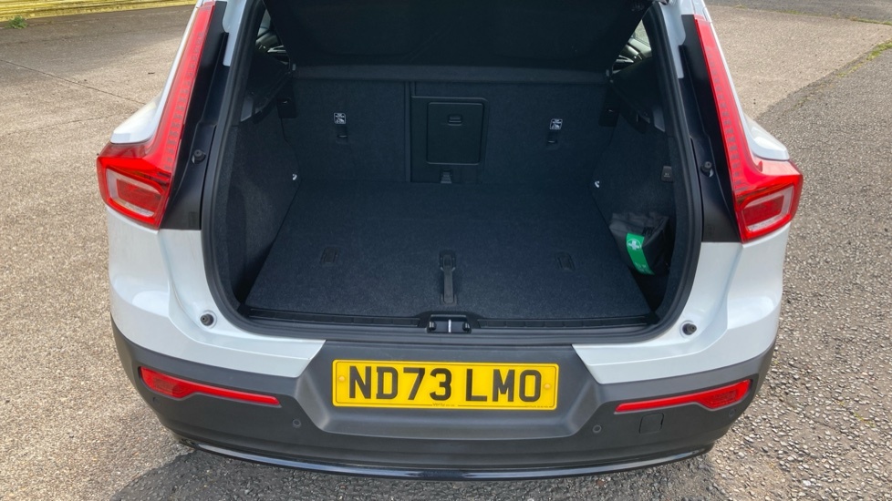 Volvo XC40 Plus White #4