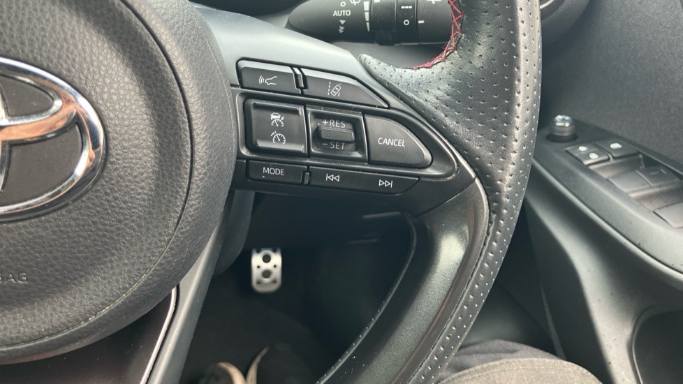 Toyota Yaris 1.5 Hybrid Design Cvt Silver #28