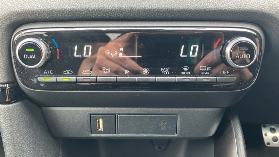 Toyota Yaris 1.5 Hybrid Design Cvt Silver #32