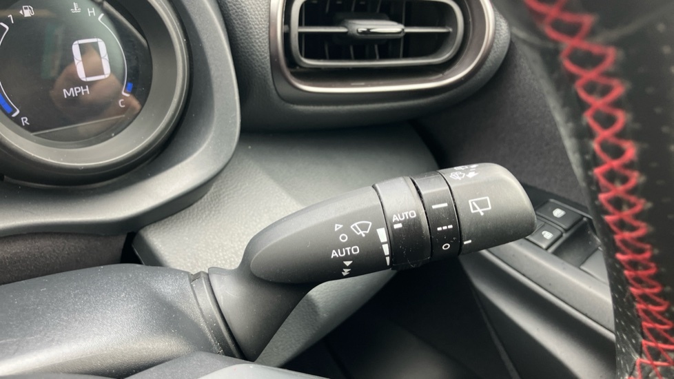 Toyota Yaris 1.5 Hybrid Design Cvt Silver #31