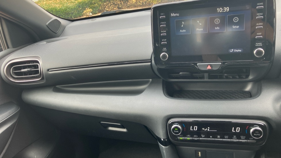 Toyota Yaris 1.5 Hybrid Design Cvt Silver #55