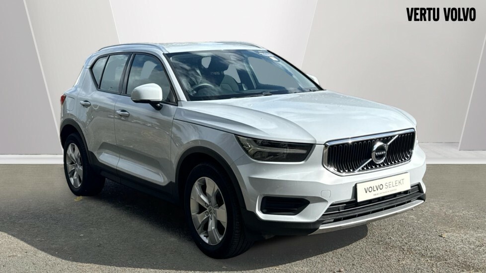 Volvo XC40 Momentum Silver