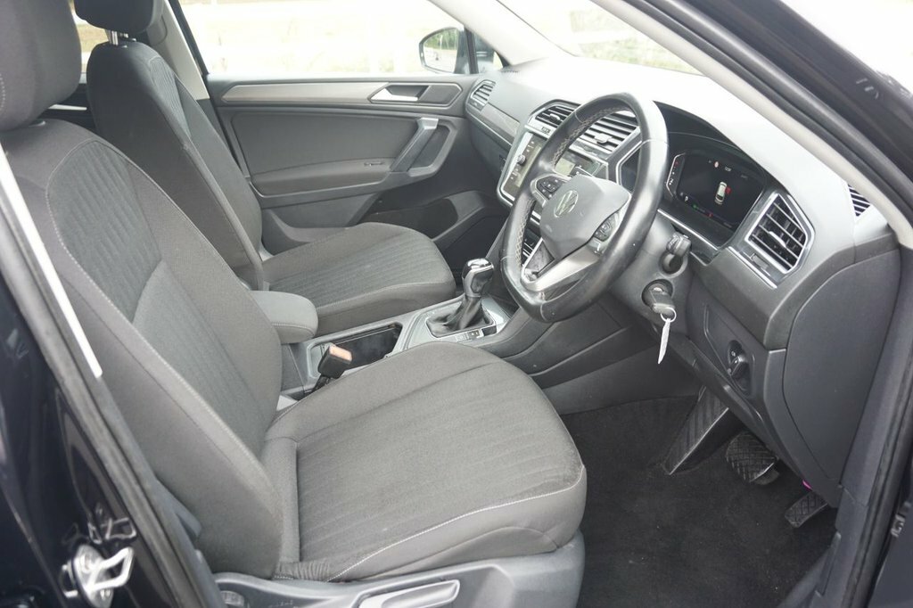 Volkswagen Tiguan Allspace 1.5L Life Black #4