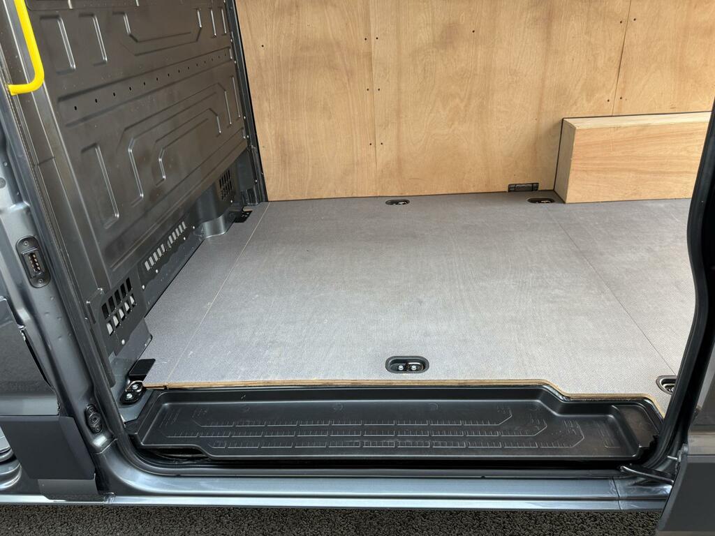 Volkswagen Crafter 2.0 Tdi Cr35 140 6 Speed Commerce Plus Panel Van 5 Grey #4