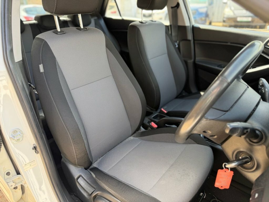Hyundai I20 1.2L Se White #3