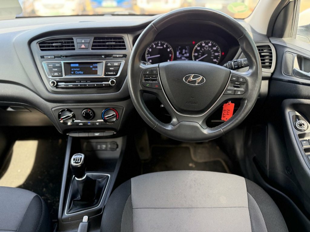 Hyundai I20 1.2L Se White #2