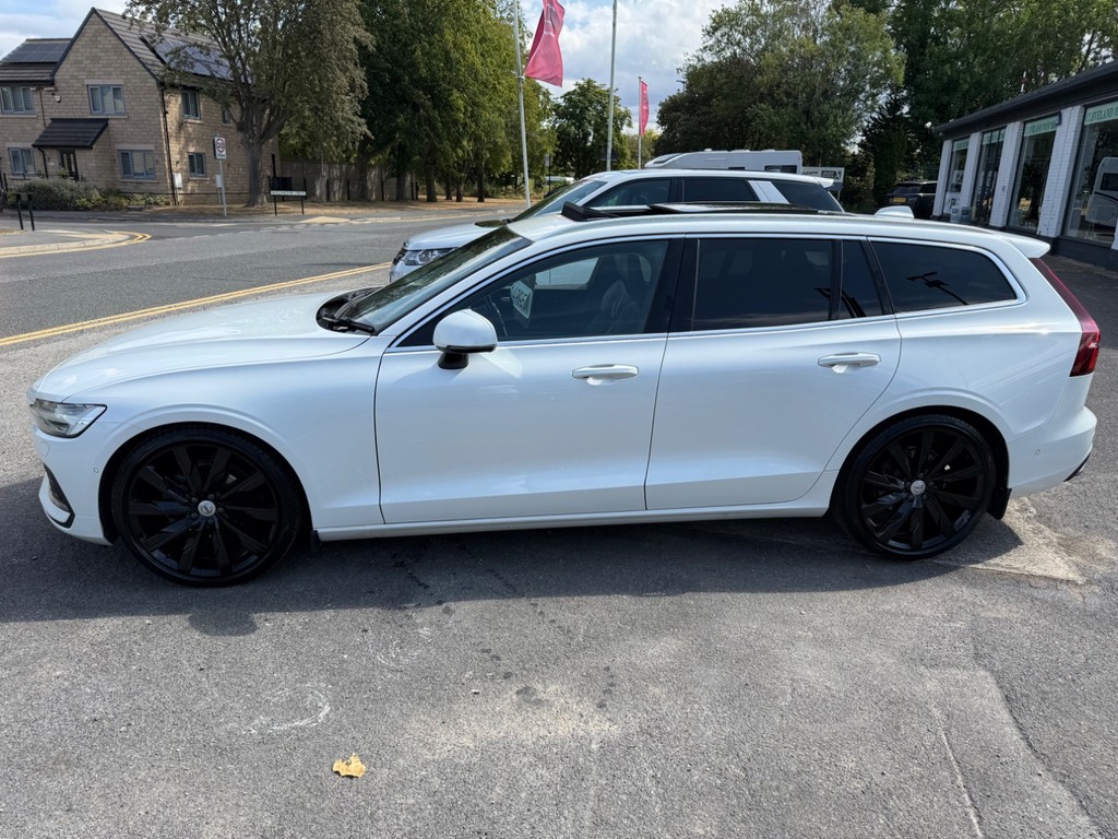 Volvo V60 2.0 B4 Mhev Momentum Estate Hybrid Red #8