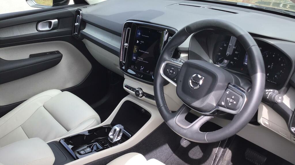 Volvo XC40 B4 Inscription Pro Blond Leather Pilot Assis Black #2