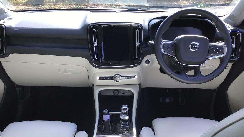 Volvo XC40 Recharge Plus T4 Plug-in Hybrid Dark Blond GY23JXU White #5