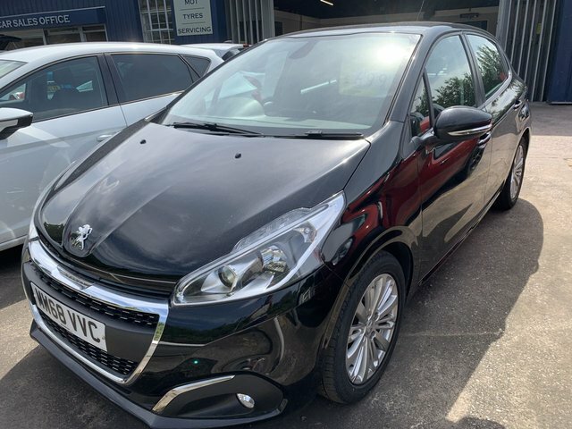 Peugeot 208 1.2 Puretech Signature Hatchback MW68VVC Black #3