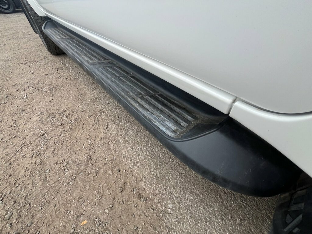 Toyota HILUX 2.4L Icon White #4