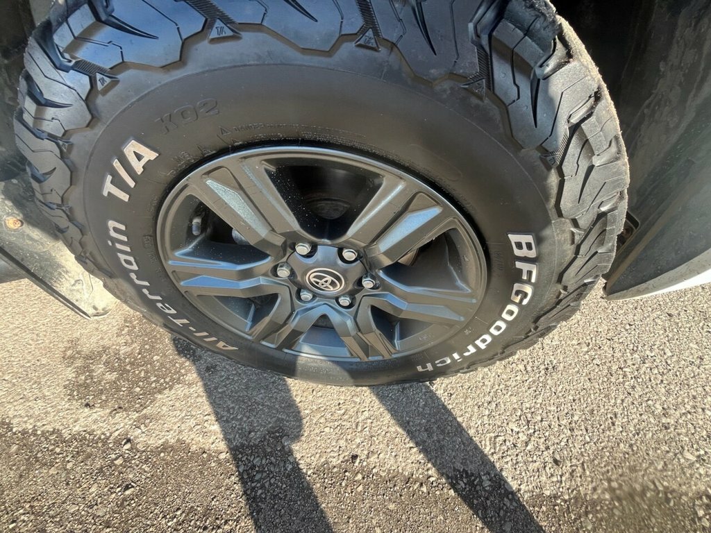 Toyota HILUX 2.4L Se Pro White #2