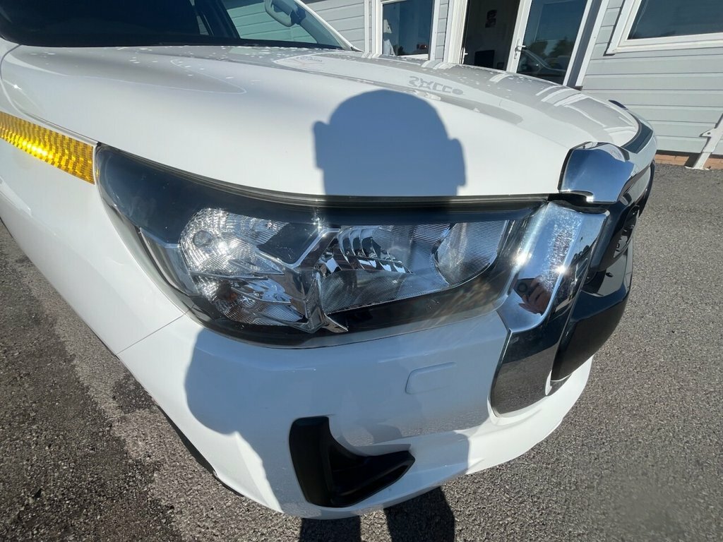 Toyota HILUX 2.4L Se Pro White #4