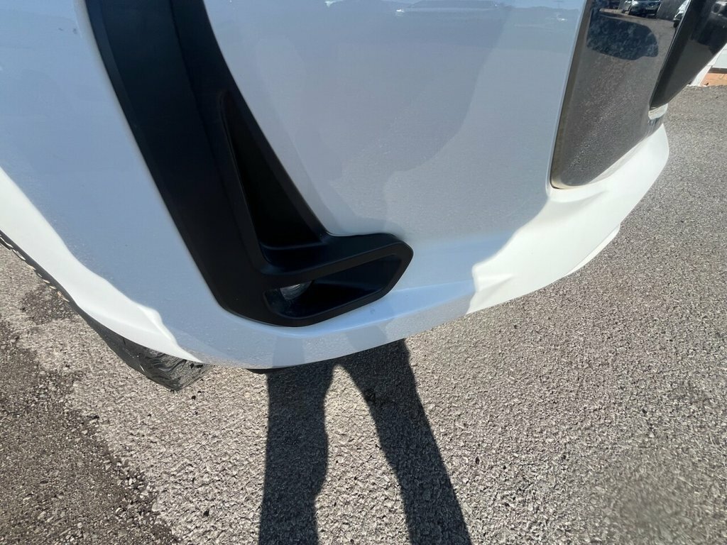 Toyota HILUX 2.4L Se Pro White #3
