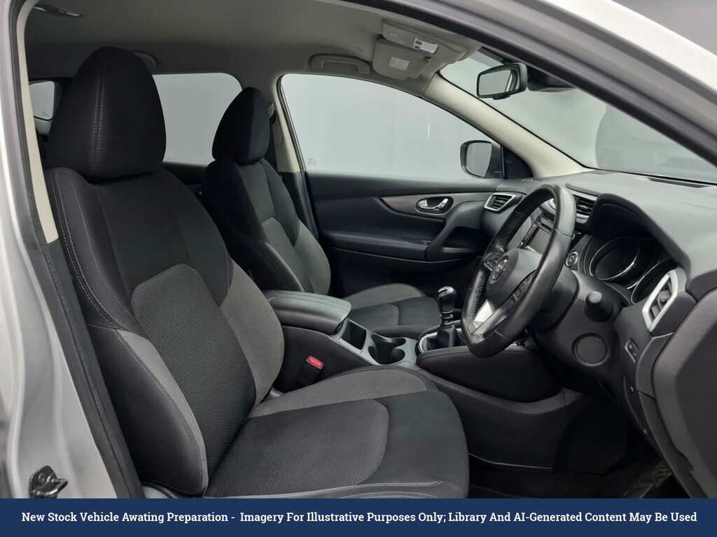 Nissan Qashqai Hatchback Red #3