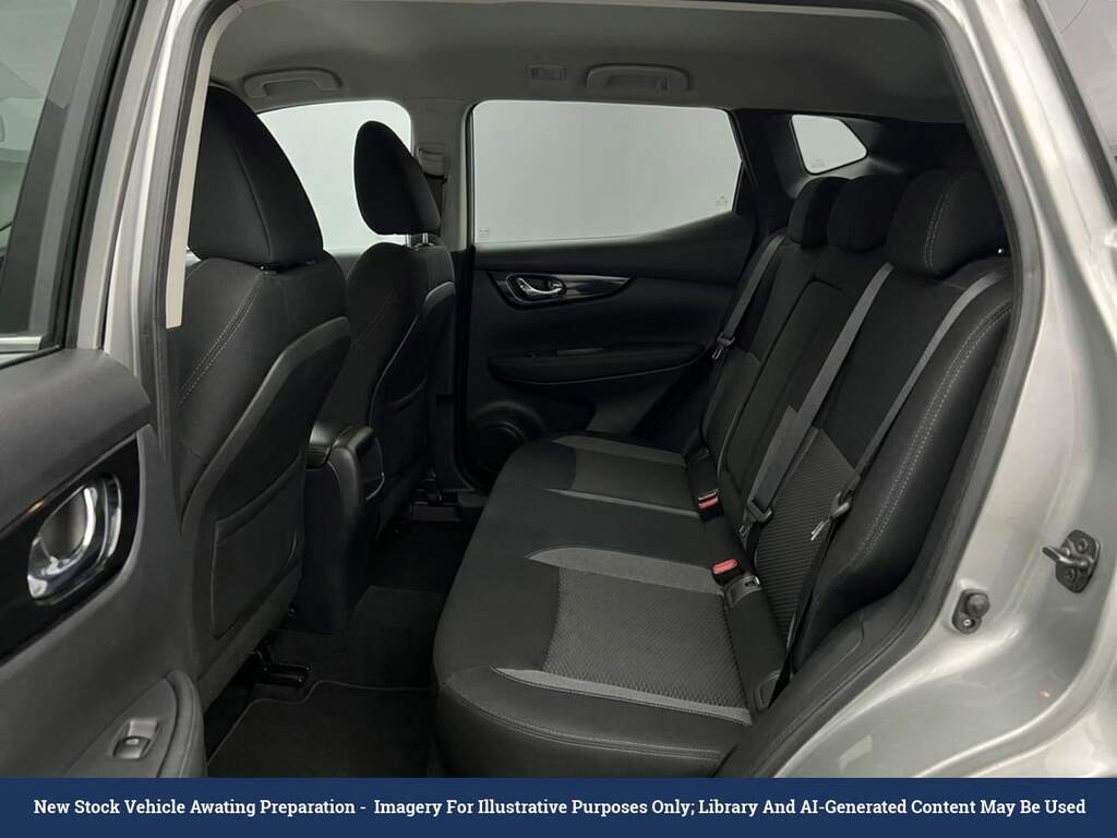 Nissan Qashqai Hatchback Red #4