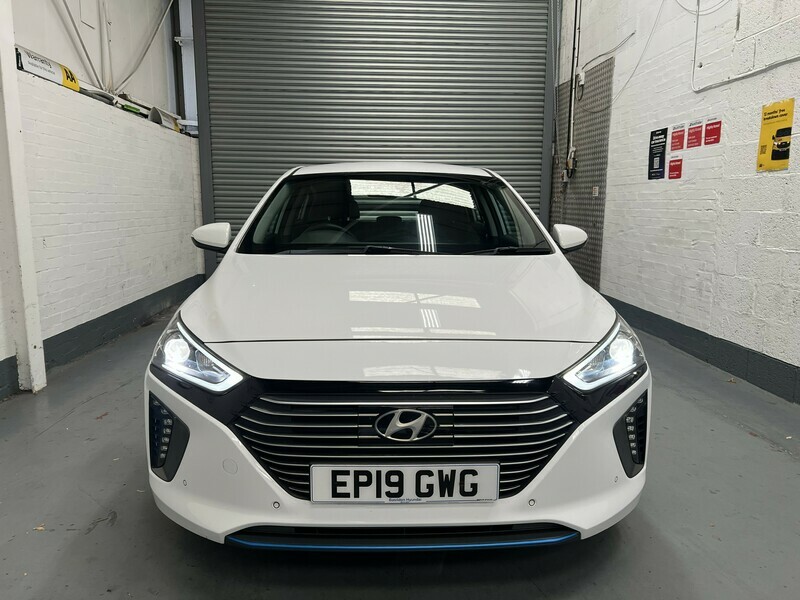 Hyundai Ioniq Premium Se White #3