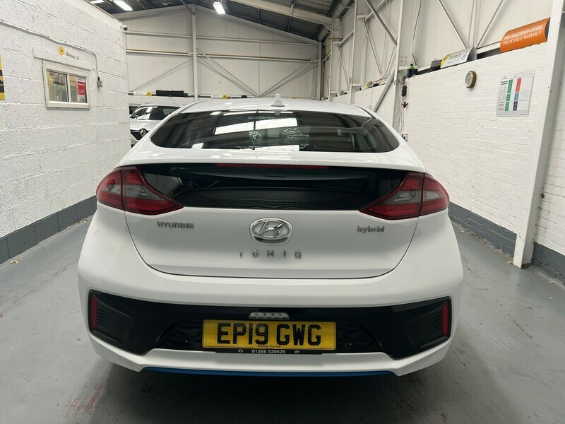 Hyundai Ioniq Premium Se White #6