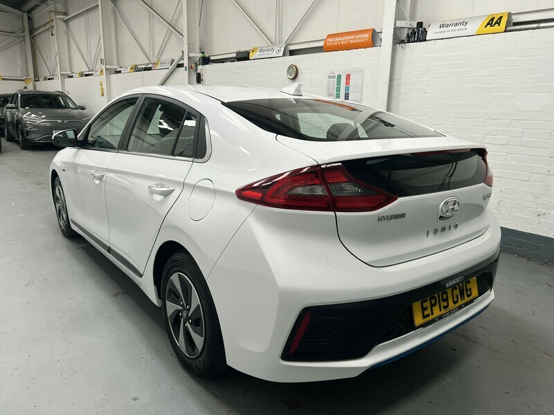 Hyundai Ioniq Premium Se White #5