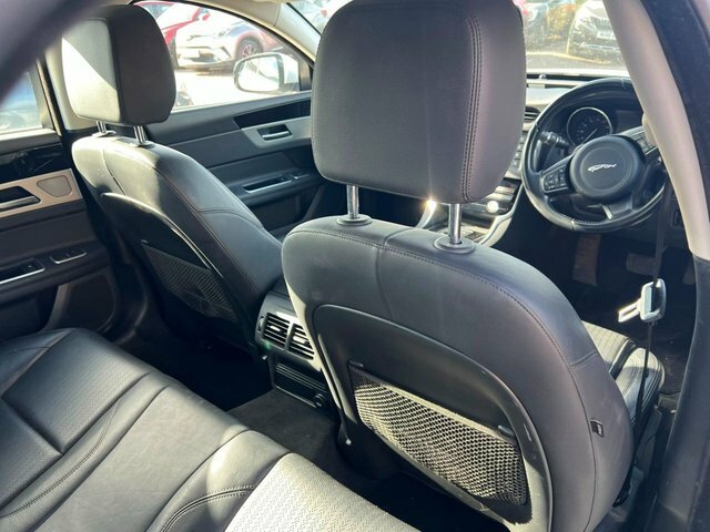 Jaguar XF Prestige Saloon White #6