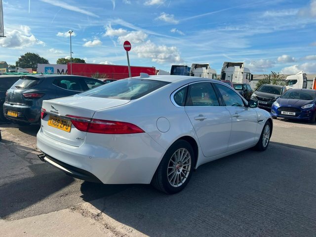 Jaguar XF Prestige Saloon White #3