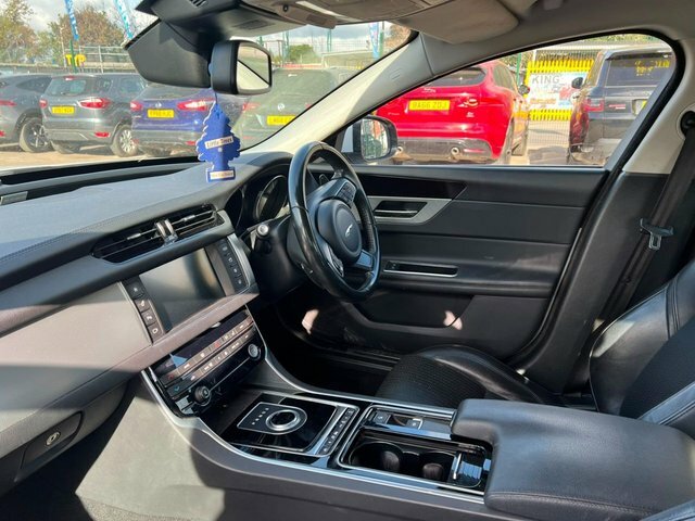 Jaguar XF Prestige Saloon White #5