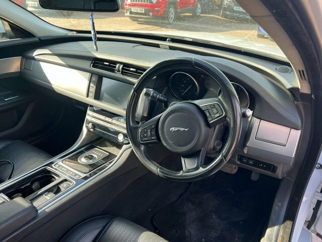 Jaguar XF Prestige Saloon White #4