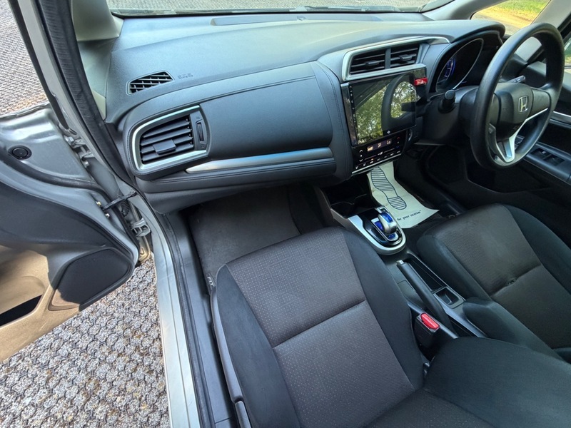 Honda Fit 1.5 Hybrid Silver #31