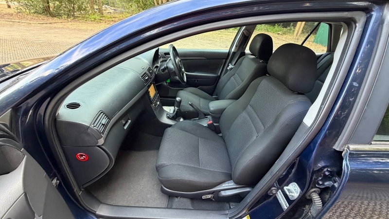 Toyota Avensis Hatchback Silver #36
