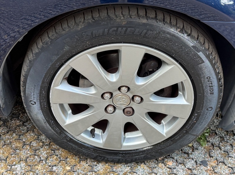 Toyota Avensis Hatchback Silver #30