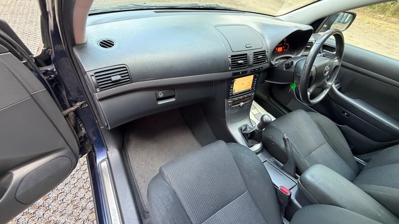Toyota Avensis Hatchback Silver #35