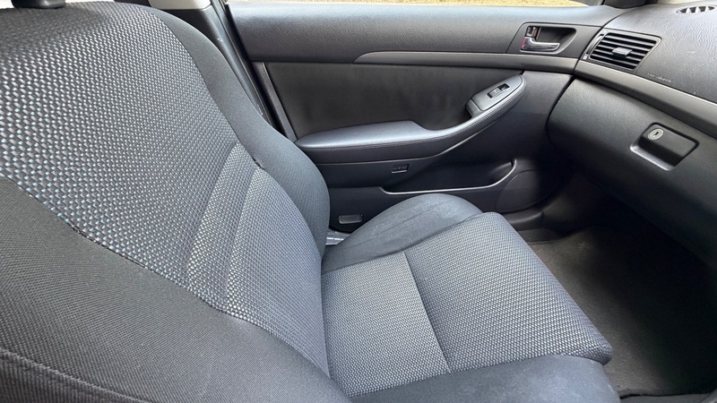Toyota Avensis Hatchback Silver #40