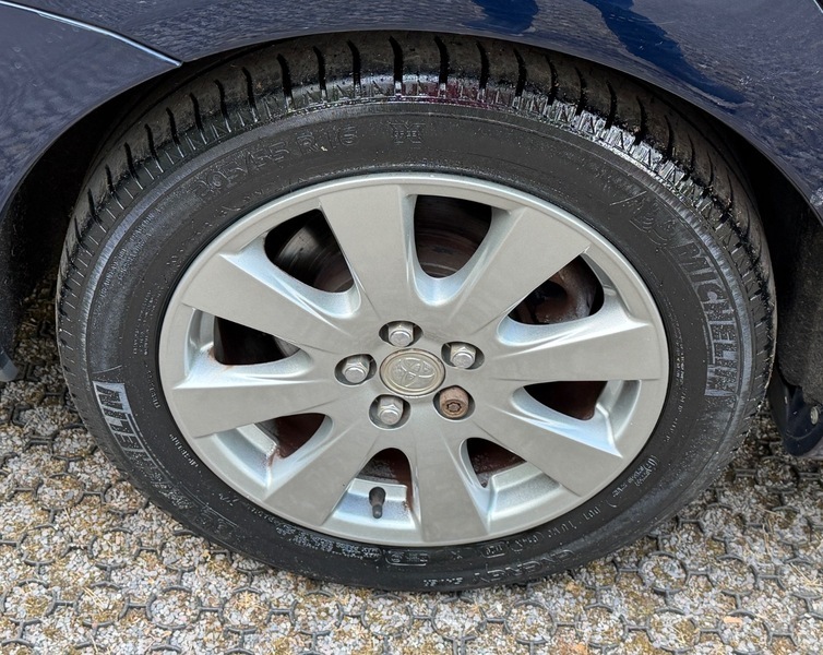 Toyota Avensis Hatchback Silver #28