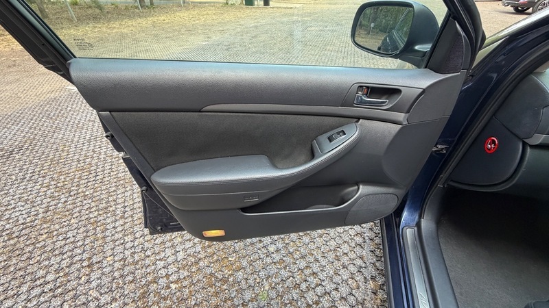 Toyota Avensis Hatchback Silver #37