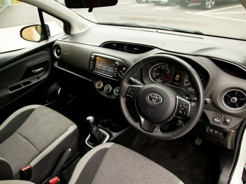 Toyota Yaris 1.5 Vvt-i Icon Tech 5-Dr Red #4