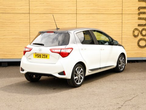 Toyota Yaris 1.5 Vvt-i Icon Tech 5-Dr Red #2