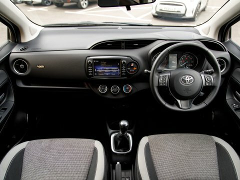 Toyota Yaris 1.5 Vvt-i Icon Tech 5-Dr Red #3