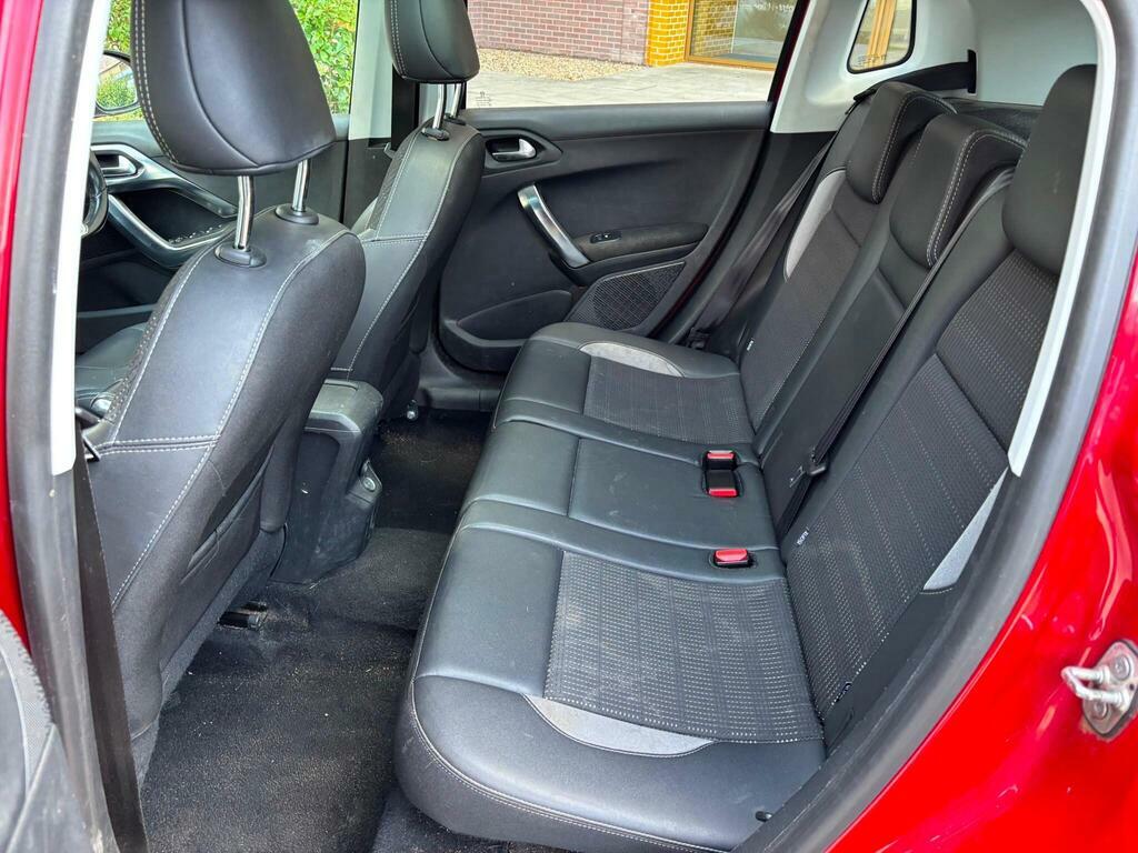 Peugeot 2008 1.5 Bluehdi 100 Allure Premium Red #31