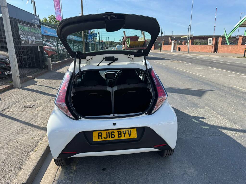 Toyota Aygo 1.0 Vvt-i X-play White #4