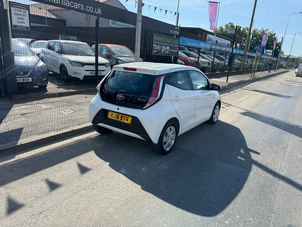 Toyota Aygo 1.0 Vvt-i X-play White #2