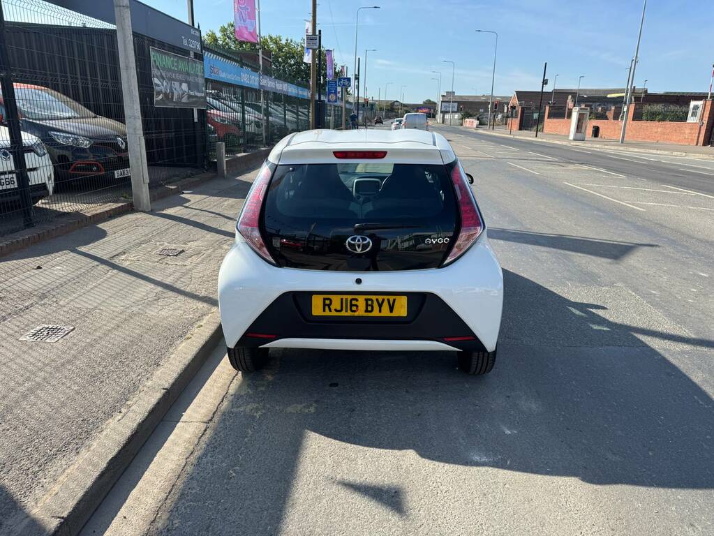 Toyota Aygo 1.0 Vvt-i X-play White #3