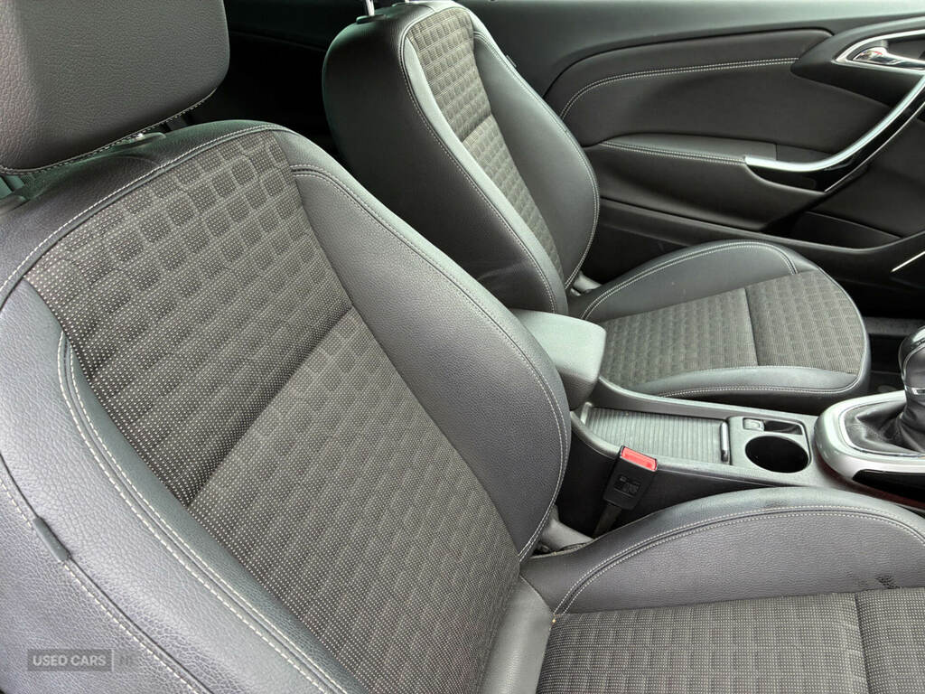 Vauxhall Astra GTC 2.0 Cdti 16V Sri White #2