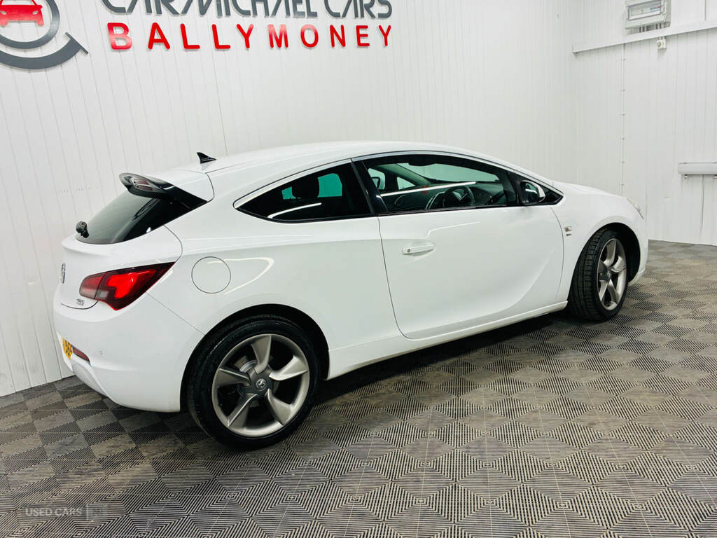 Vauxhall Astra GTC 2.0 Cdti 16V Sri White #4