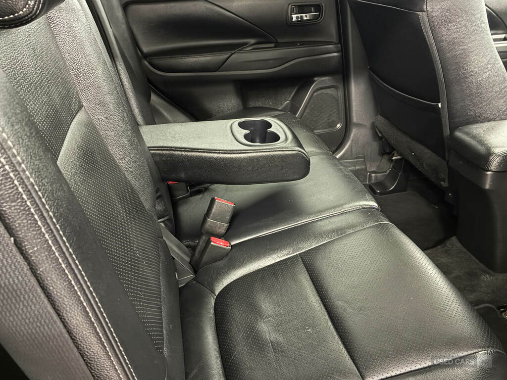 Mitsubishi Outlander 2.2 Di-d 4 Black #2