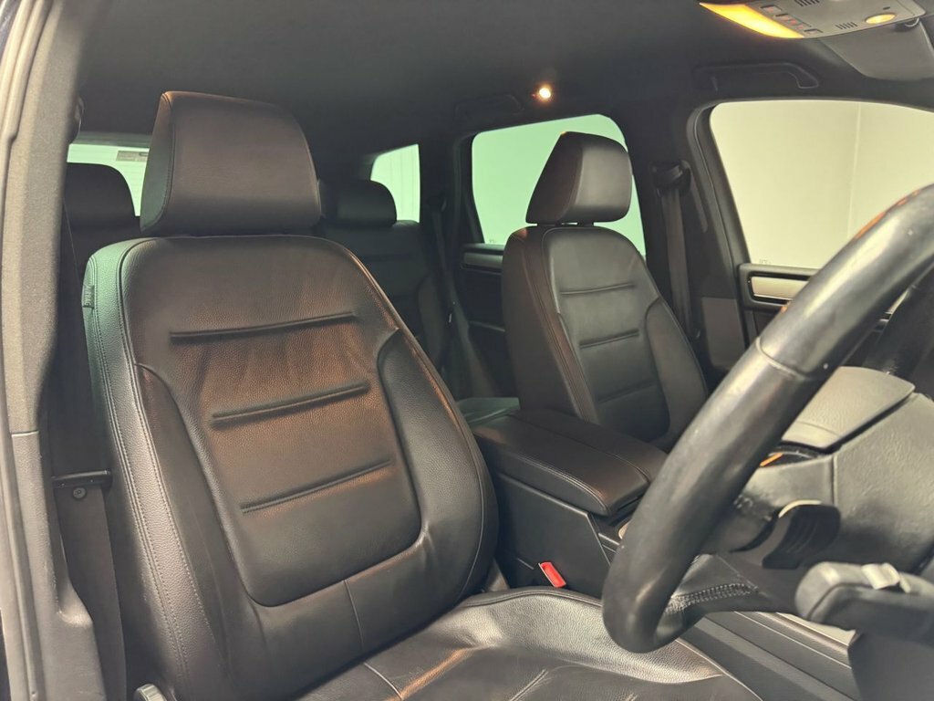 Volkswagen Touareg Black #18