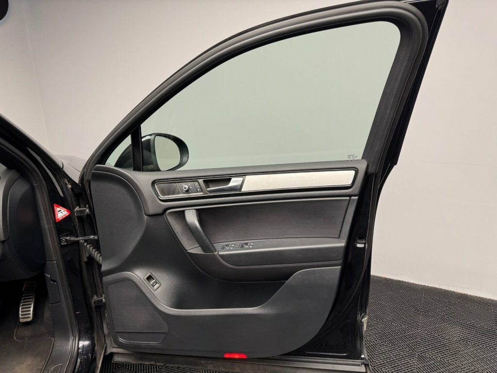 Volkswagen Touareg Black #44