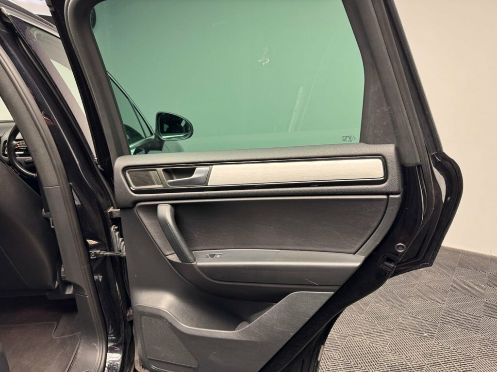 Volkswagen Touareg Black #45
